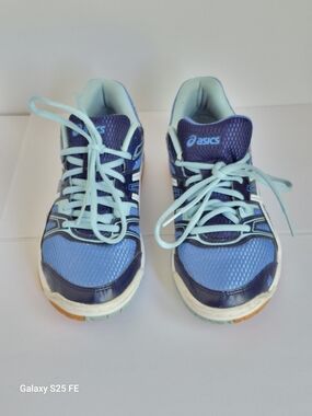 ASICS athletic sneakers in blue and light blue.